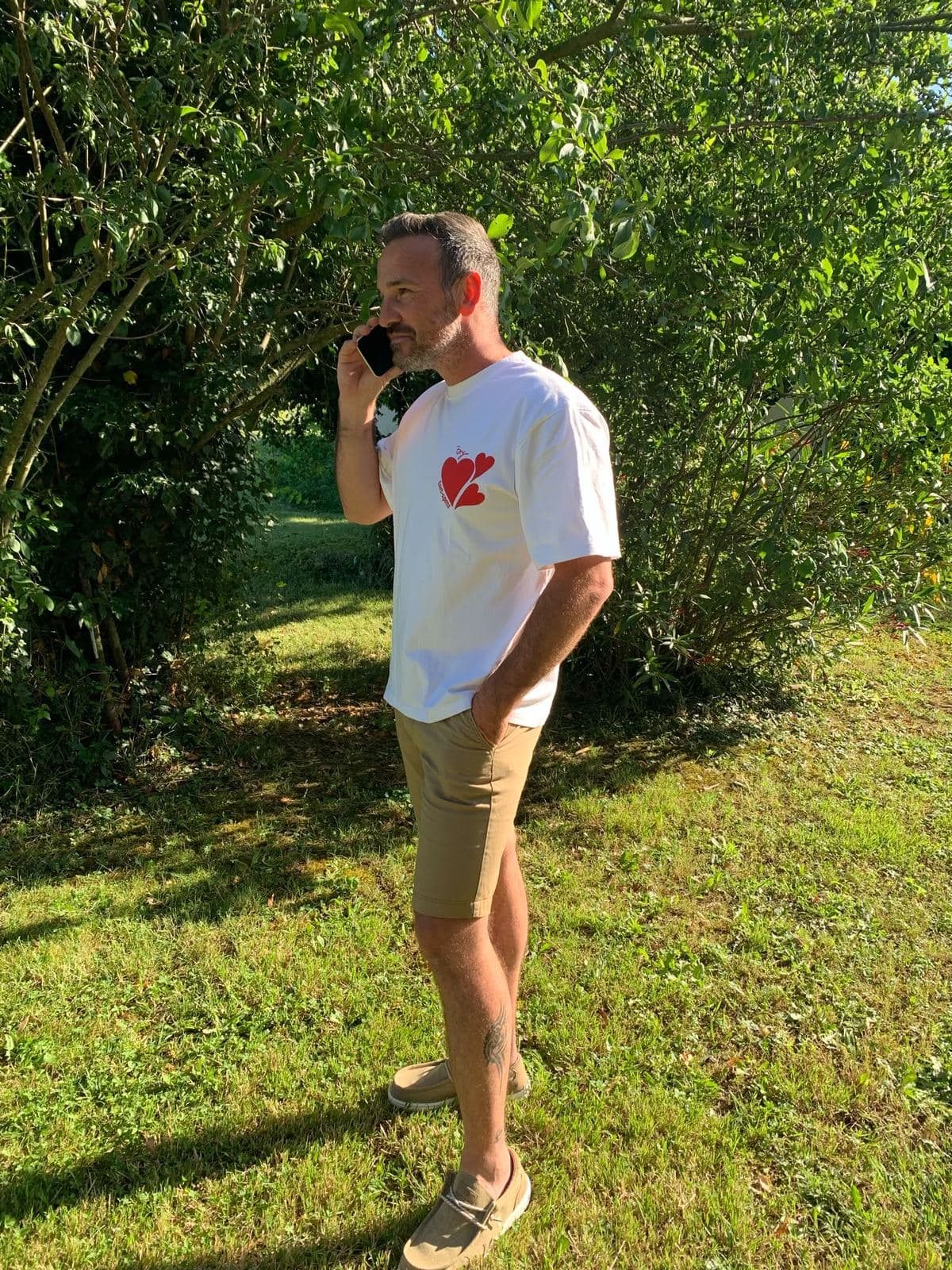 Vincent Guilhot, au téléphone, dehors.